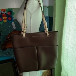 MICHAEL KORS. BEDFORD LARGE POCKET TOTE BAG.